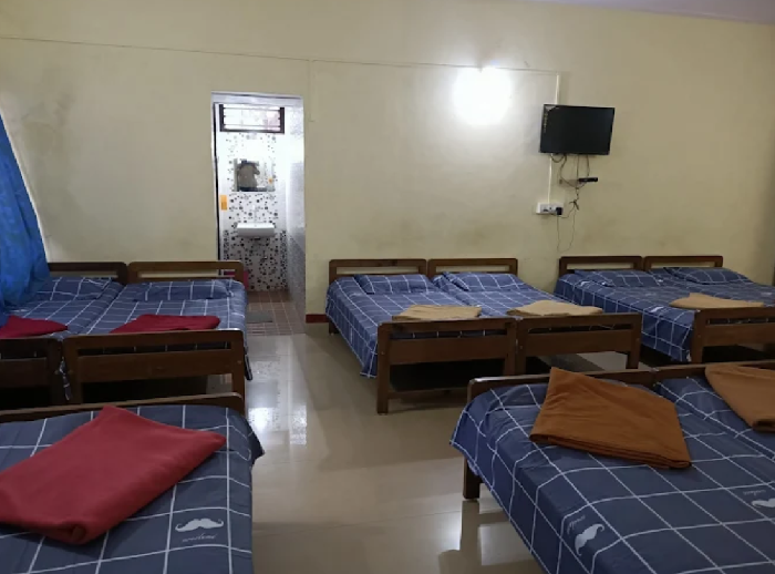 1 x 10 Bed Sharing Room 